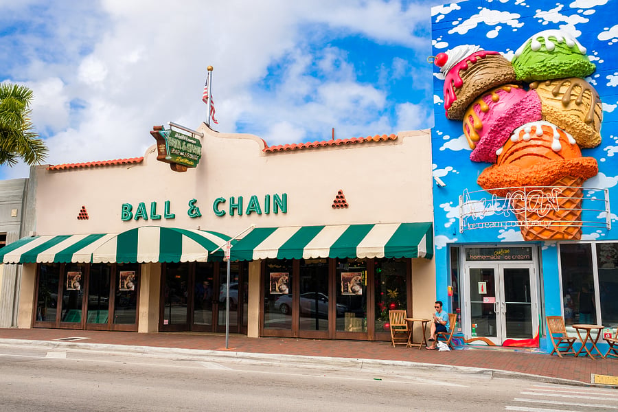 Little Havana Calle 8
1.2 miles
7 minutes by car
25 minutes walking