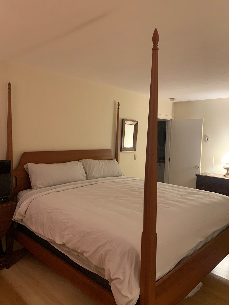 King bed in Main bedroom