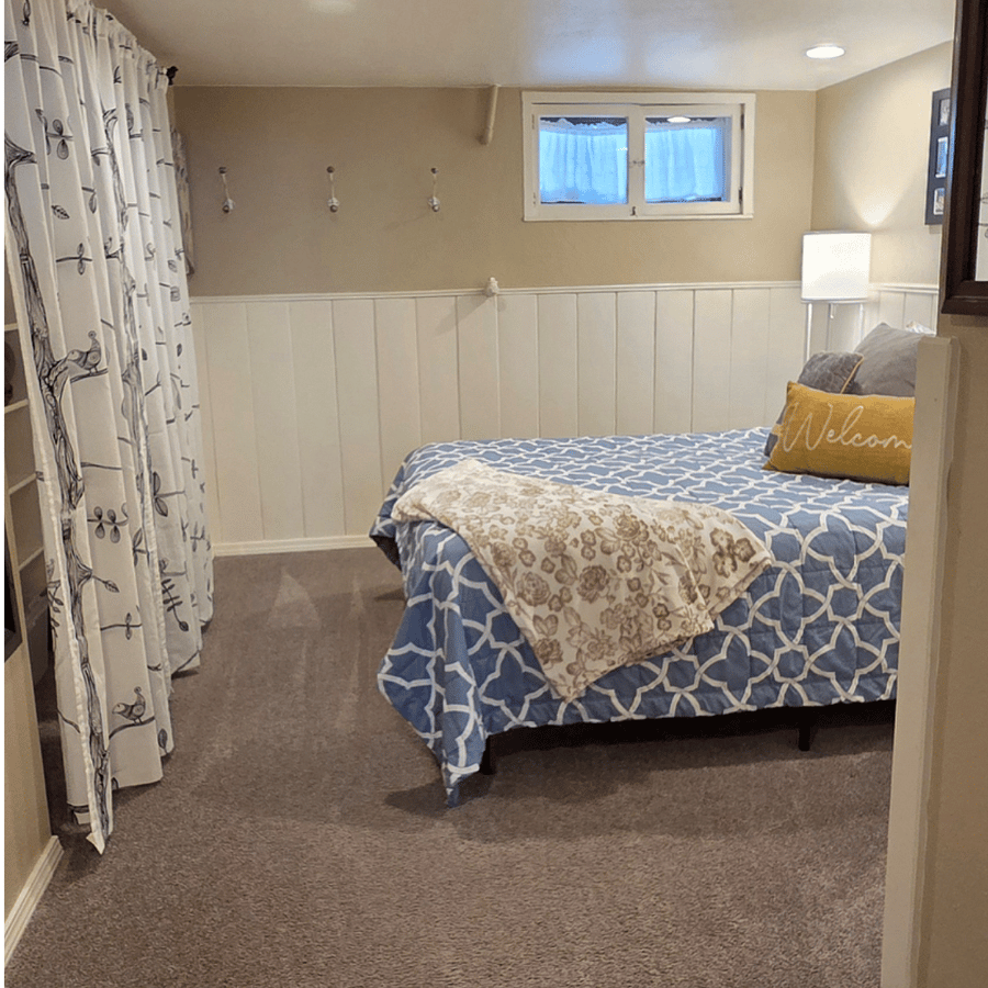 Queen size bed and large bedroom closet