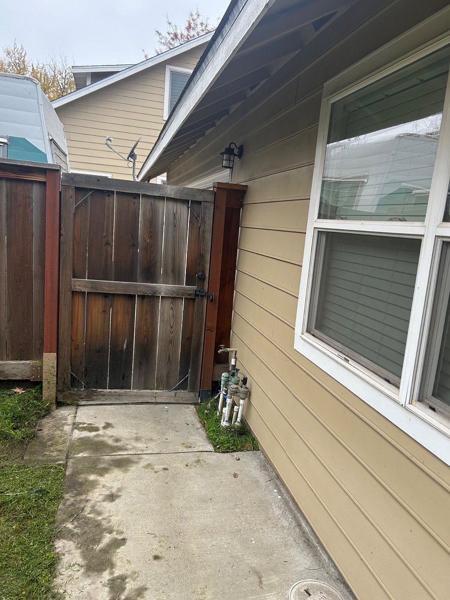 Front of cottage to driveway.