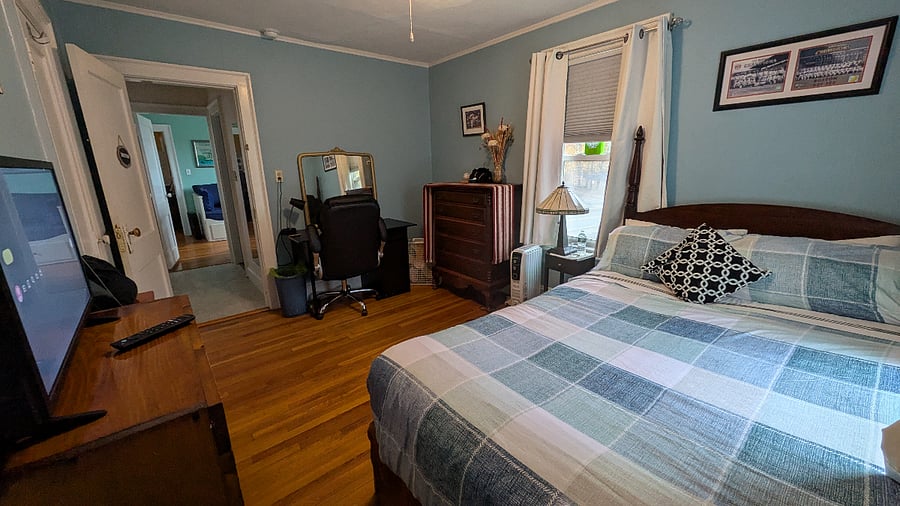 Boston room airbnb.com/h/jos-boston