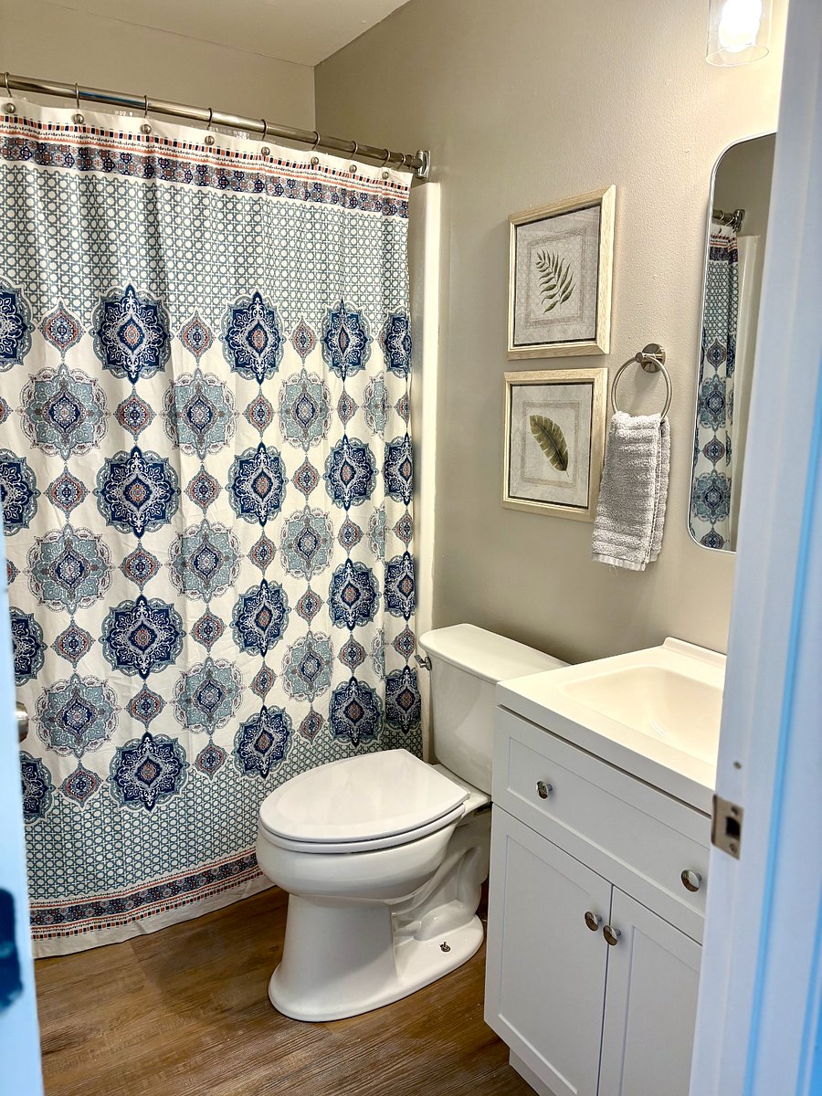 Full bath located between bedrooms on 2nd floor
