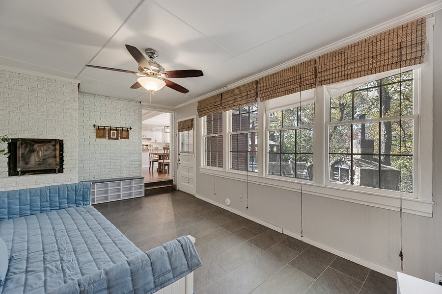 +Sunroom
+Daybed converts from twin to king
+Working fireplace
+Desk