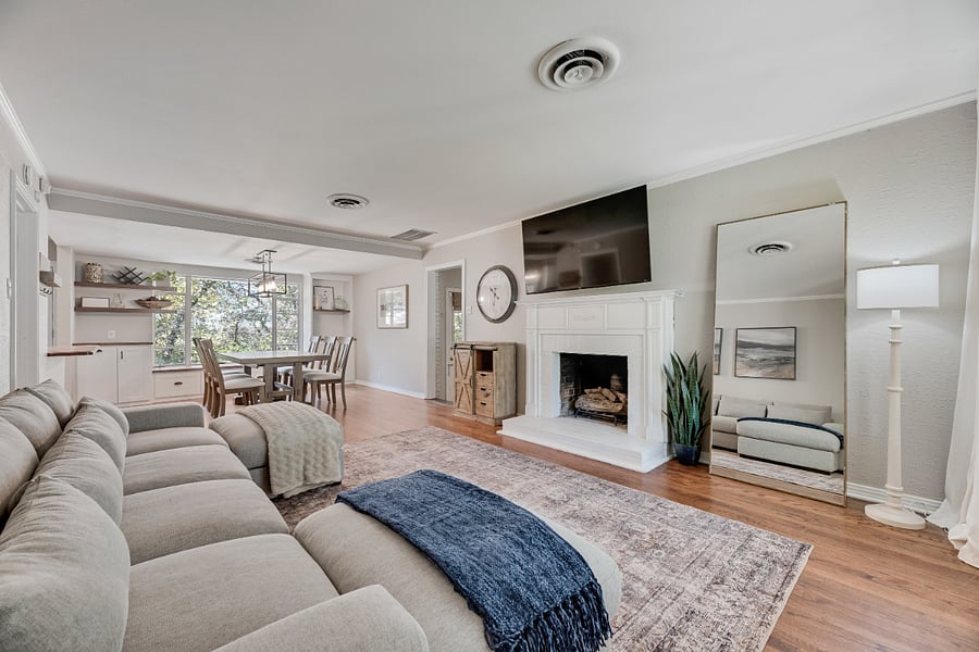 +65" TV
+Working fireplace