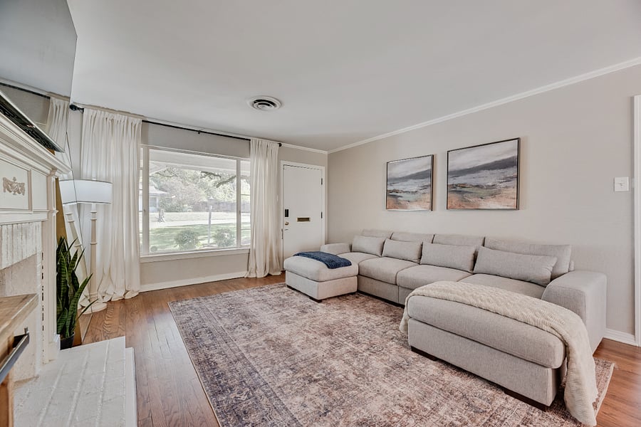 +65" TV
+Working fireplace