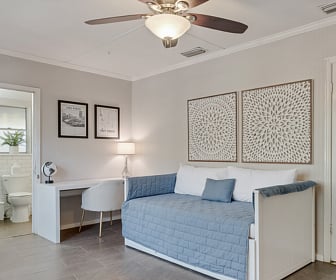 +Sunroom
+Daybed converts from twin to king
+Working fireplace
+Desk