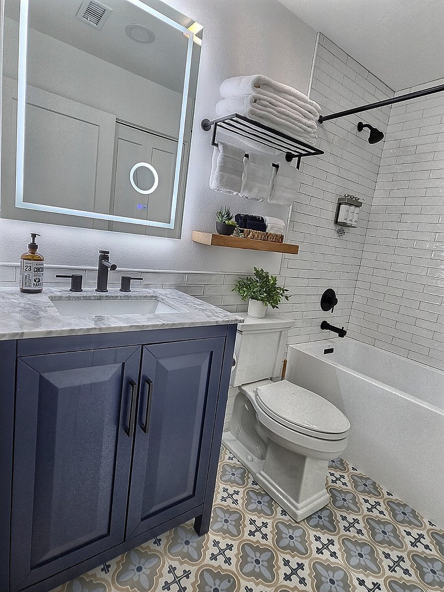 Hallway Bathroom - Shower & tub