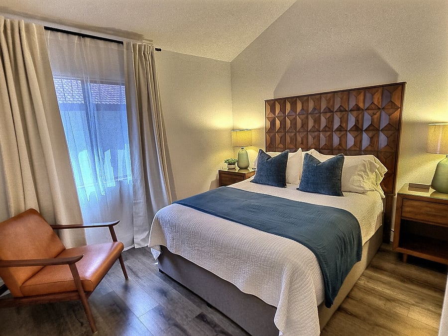 Guest bedroom: Queen bed