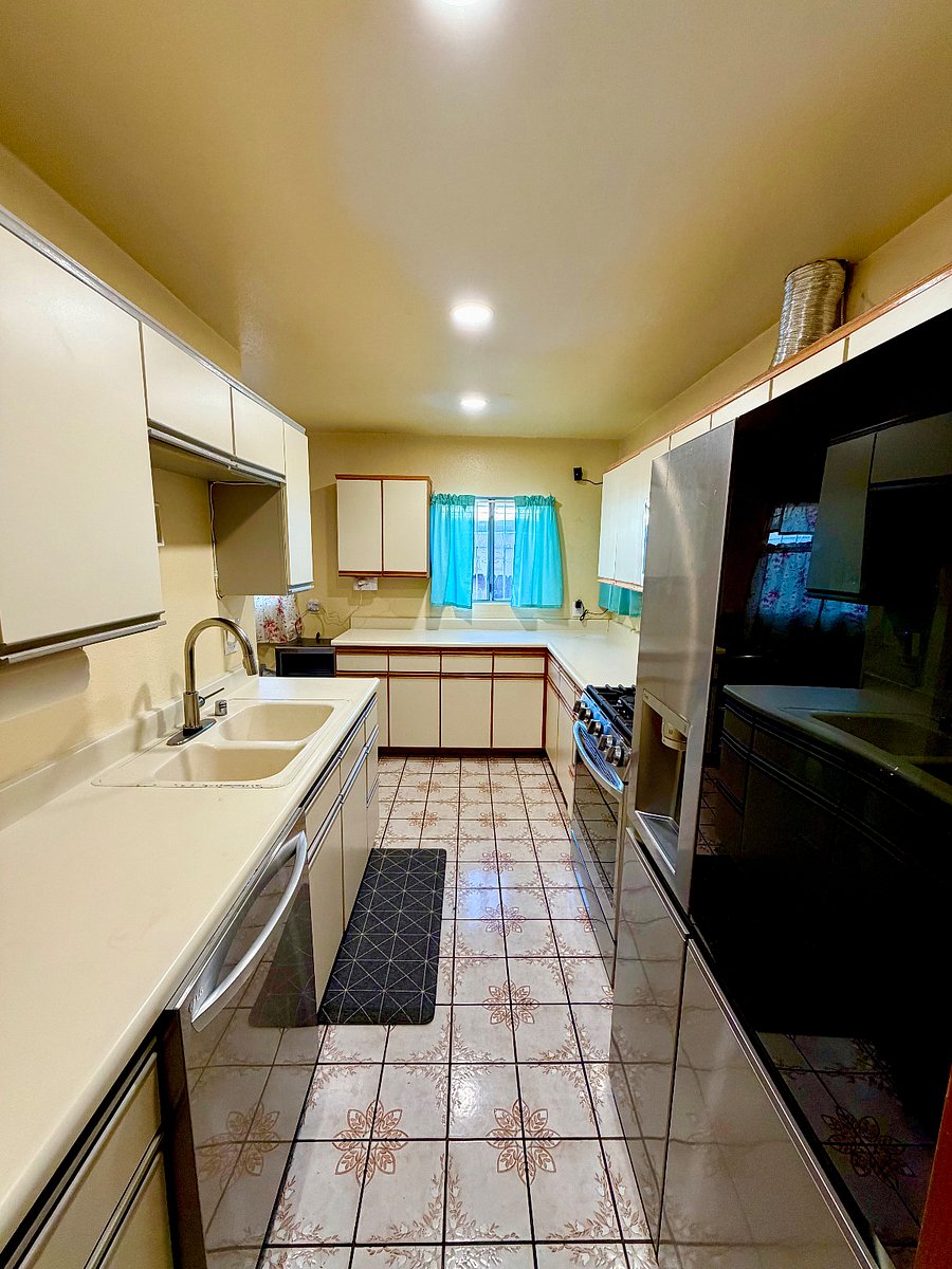 Bright, functional kitchen with full appliances and plenty of storage. Great for meal prepping, coffee early in the morning, or quick meals between shifts.