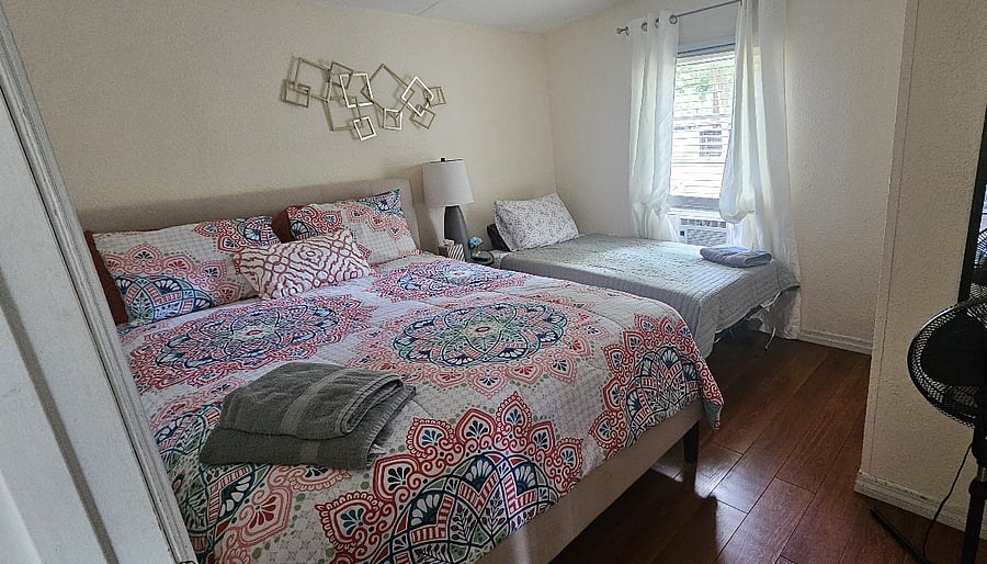 second bedroom queen & twin bed
42 inchsmart Tv