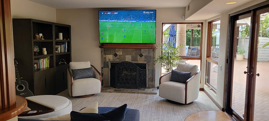 Spacious Family Rm with 75" Smart TV. Fireplace, Queen Sleeper, French Doors