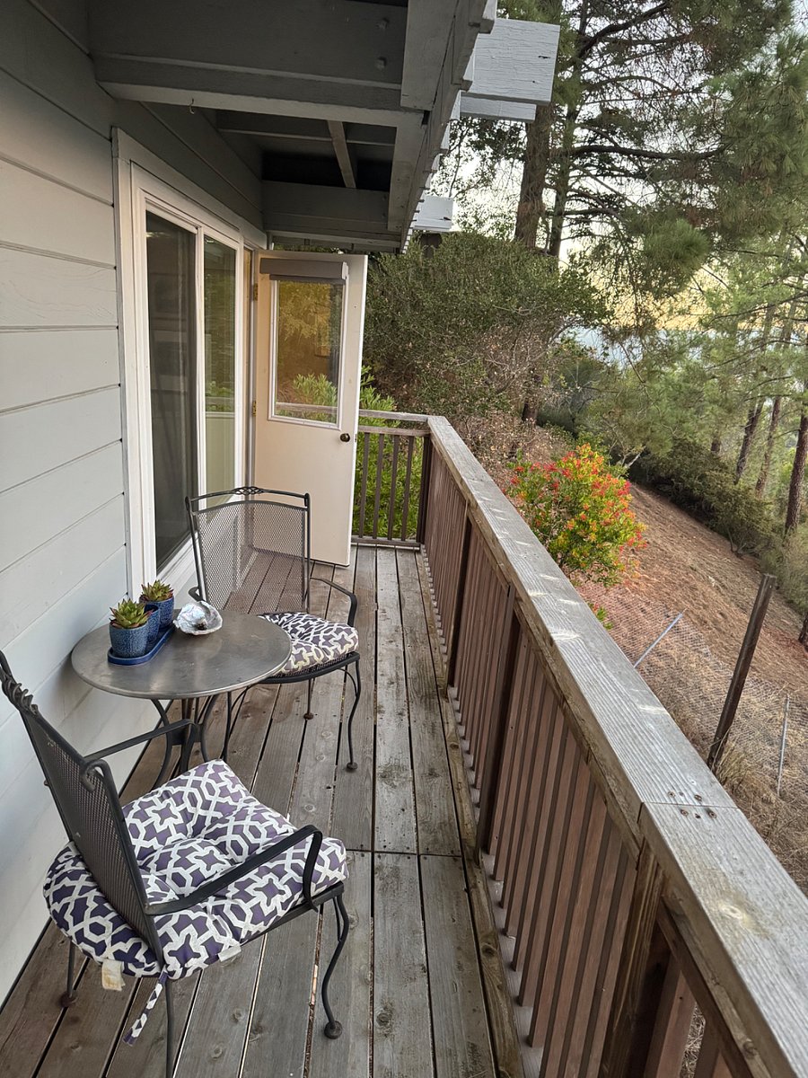 Nice little private deck to watch the sun or moon come up in the East, or to look out onto the Bay or up towards the Mission and Ross Valley at the end of the day.