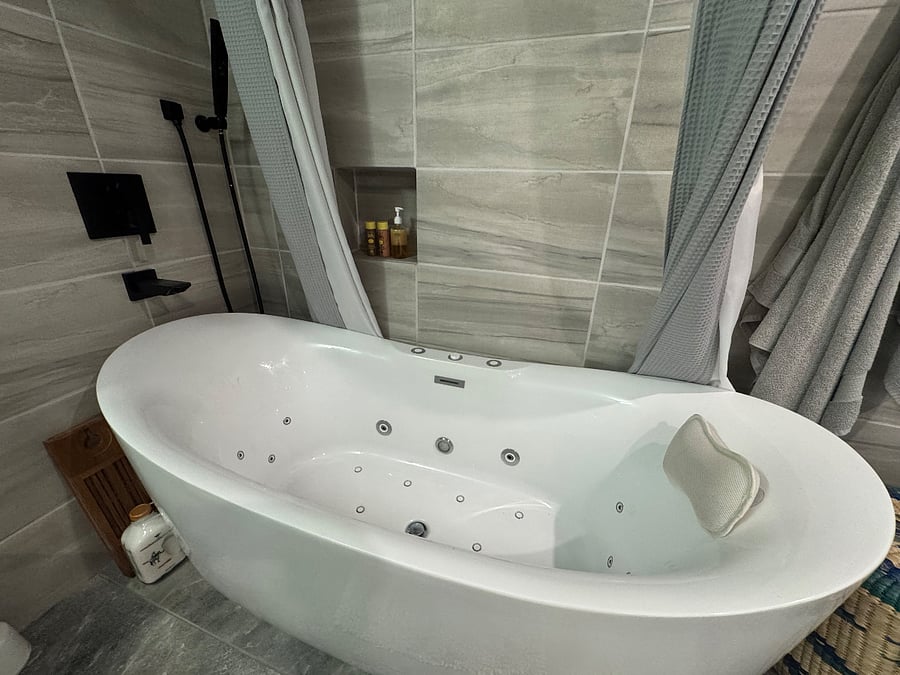 Large jetted jacuzzi tub