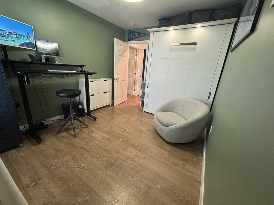Second bedroom / office with height adjustable desk