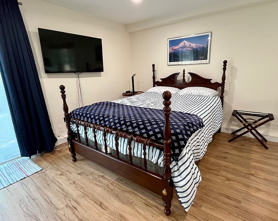 Queen size bed, smart tv