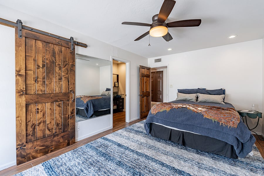 2nd bedroom. Queen bed.