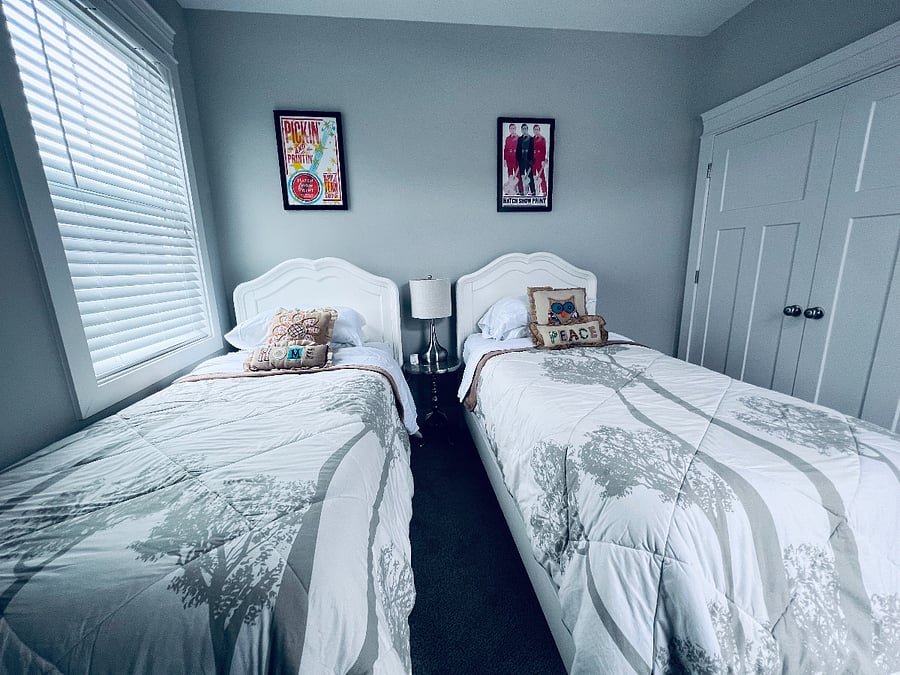 Bedroom 3 with 2 single beds
