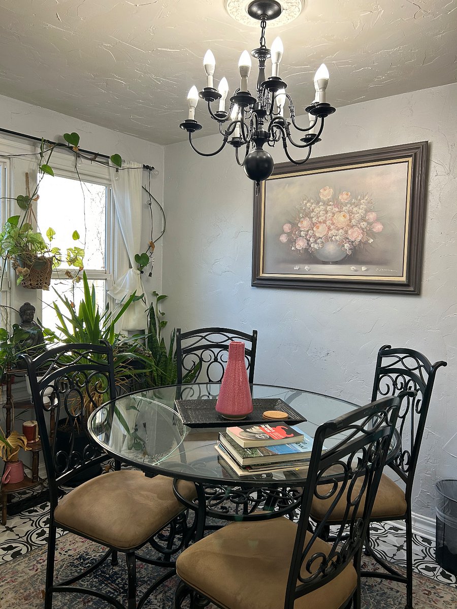 Sitting area in the breakfast nook