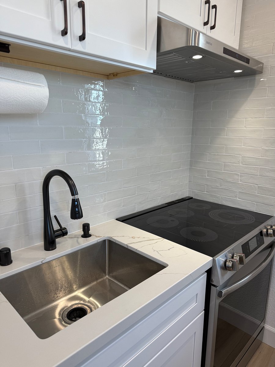 Deep kitchen sink with full range/oven, not just hot plate.  Real hood venting outside not back into unit.