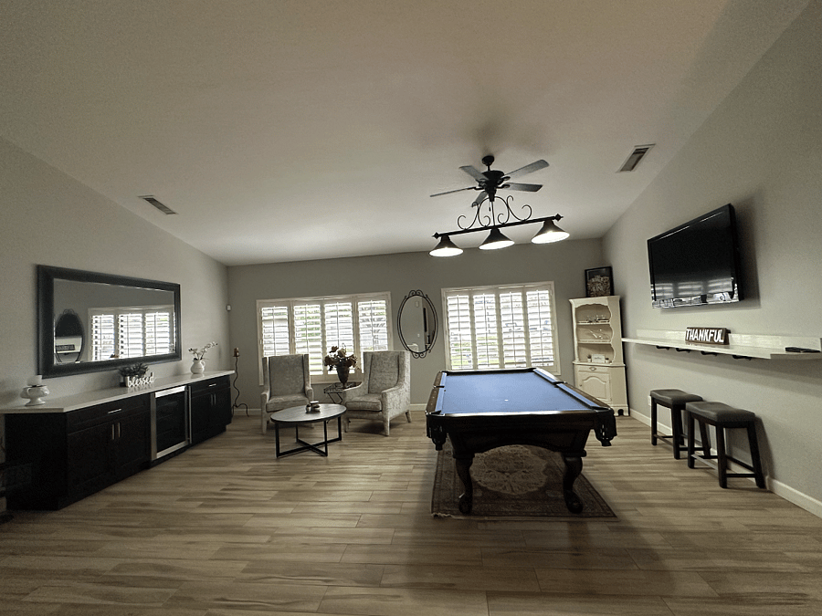 LIVING ROOM WITH POOL/PINGPONG TABLE, BAR AND SMART TV