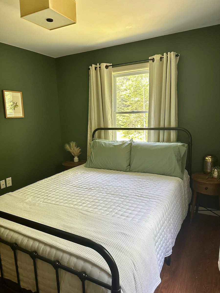 Bedroom 2: queen bed