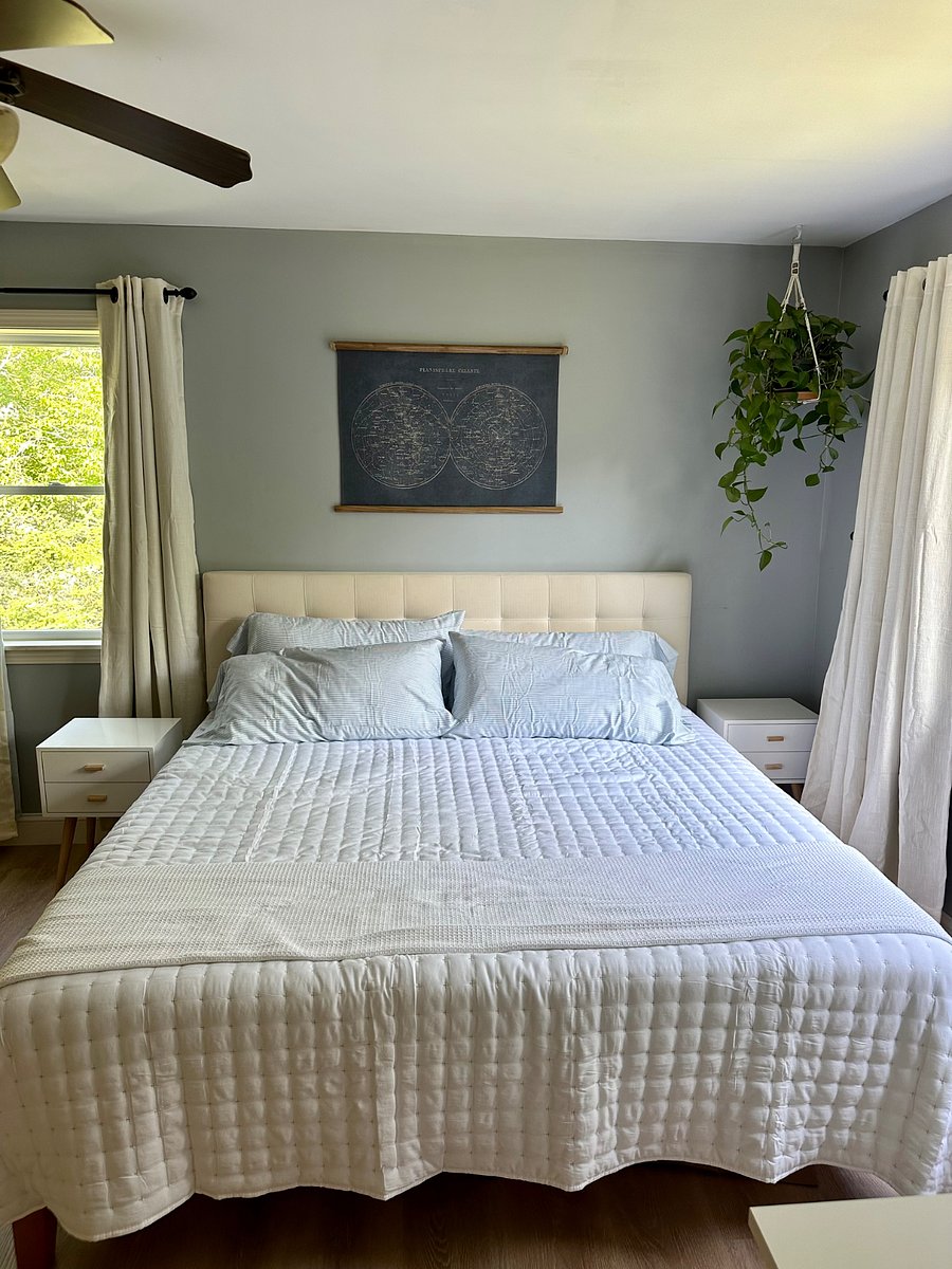 Primary: King bed, en-suite bathroom and walk in closet