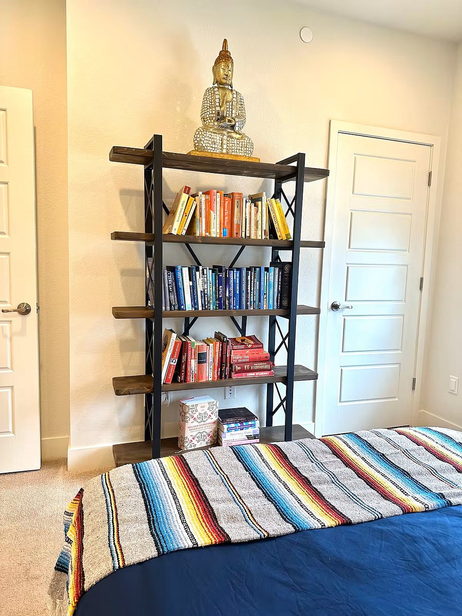 Bedroom with queen bed