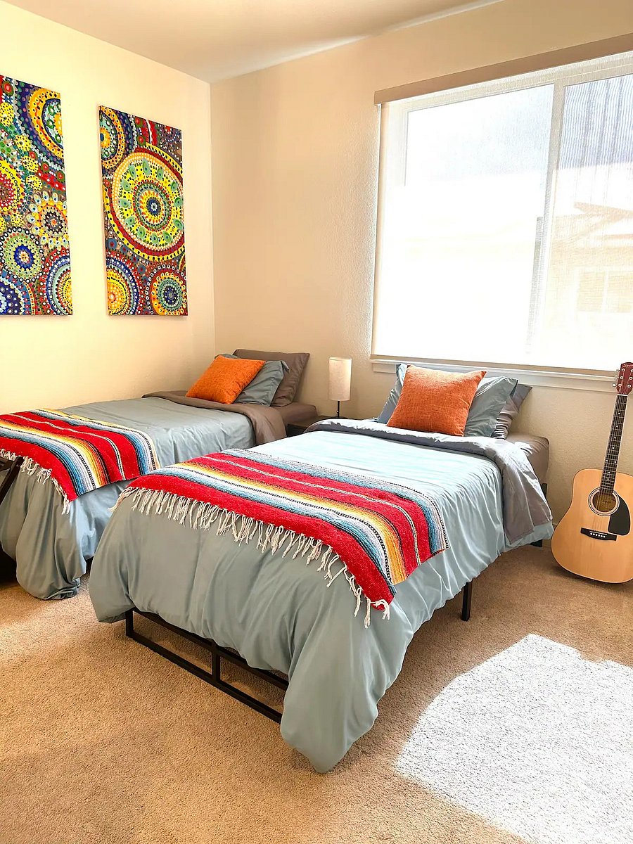 Bedroom with king/double twin bed
