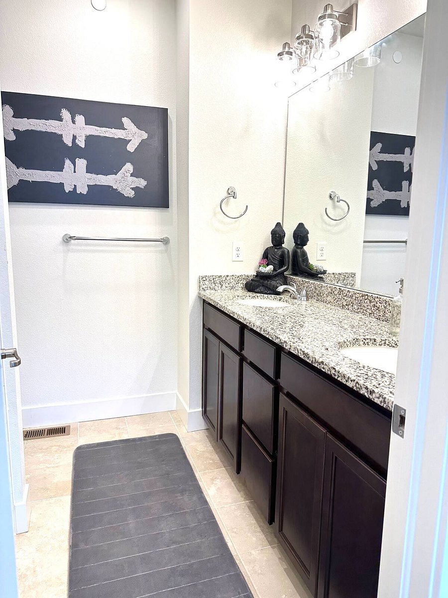 En suite bathroom in queen bedroom