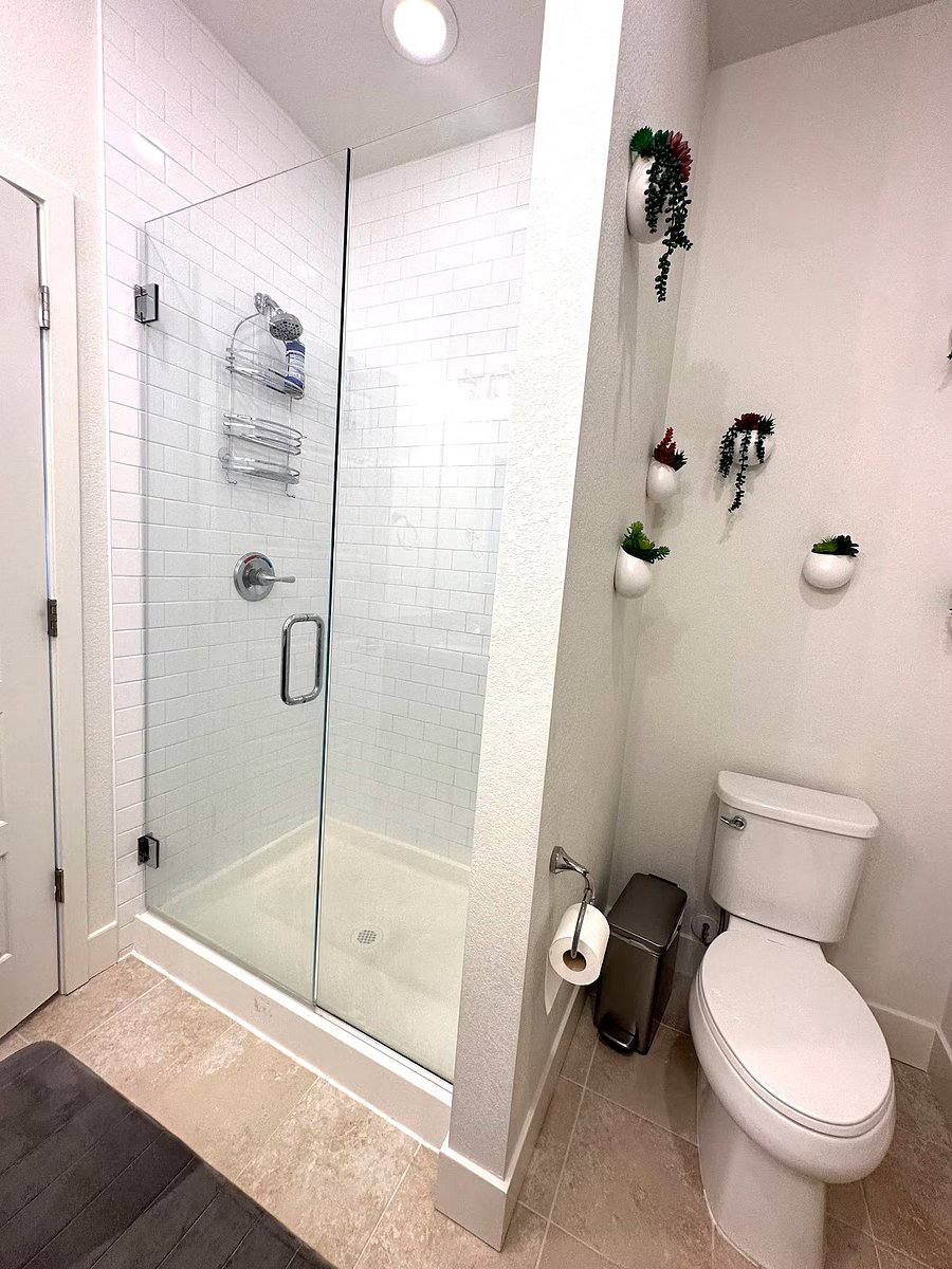 En suite bathroom in queen bedroom