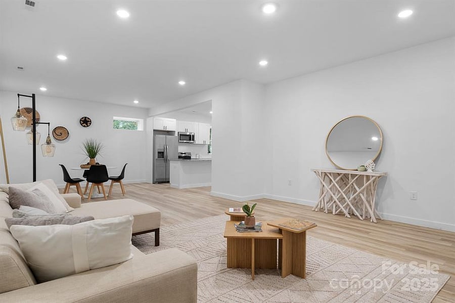 living room/dining/kitchen