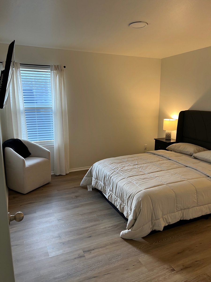 Bedroom 4 w/Queen Bed