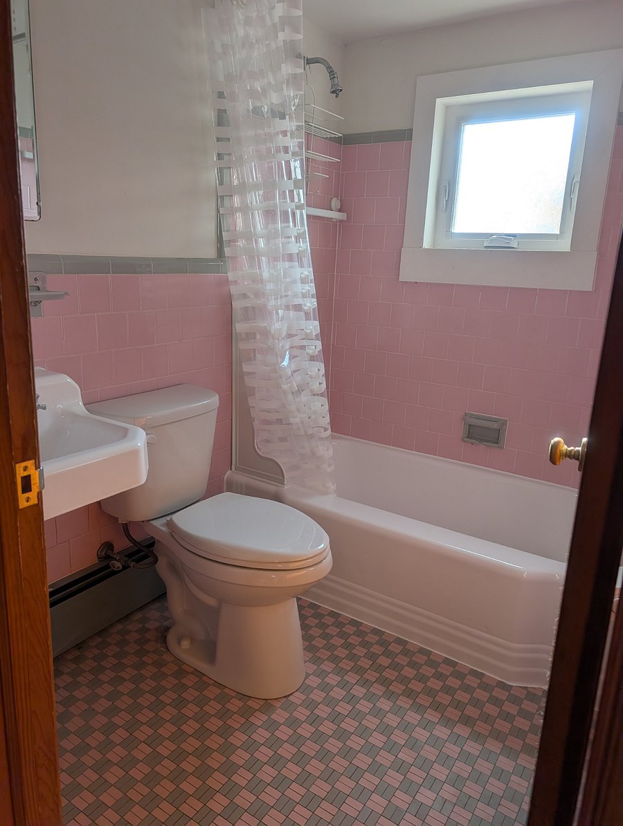Newly refinished bathtub and sink