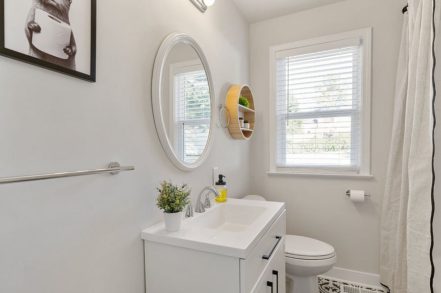 Full hallway bathroom with tub/shower combo