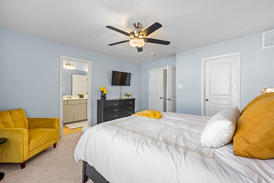 Primary Room Queen size bed
