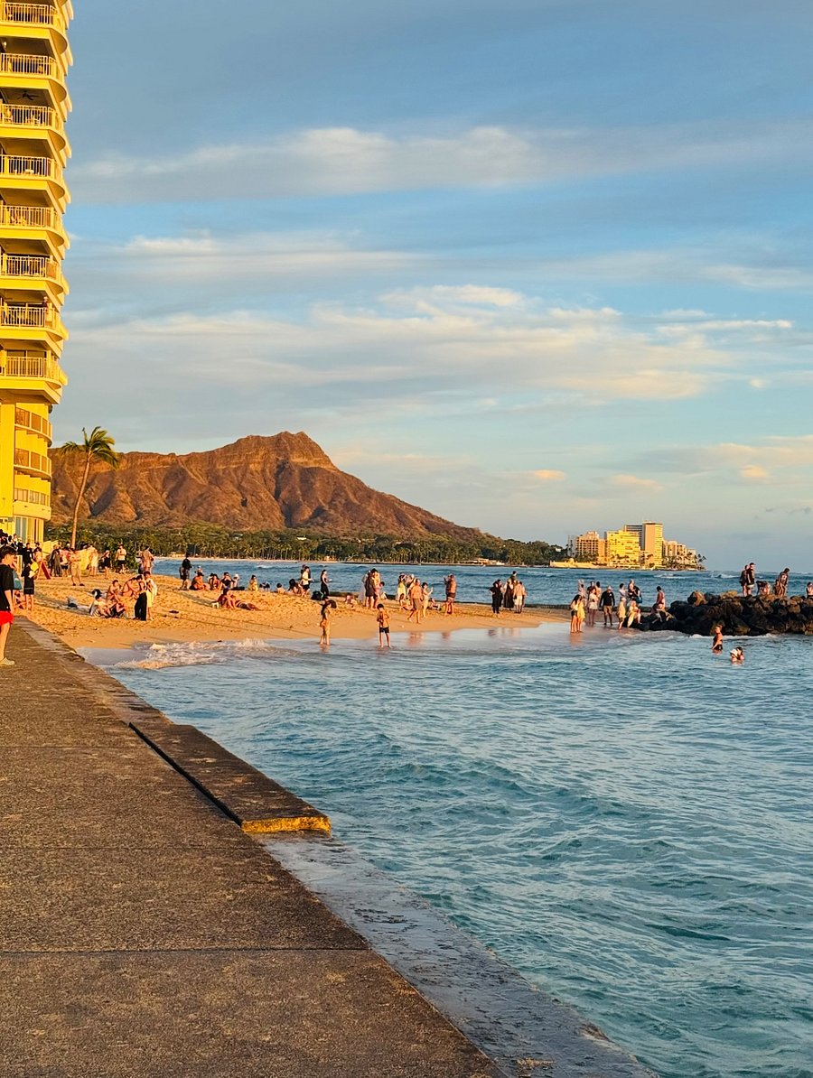 The beach is just a 10 ,impute walk away!