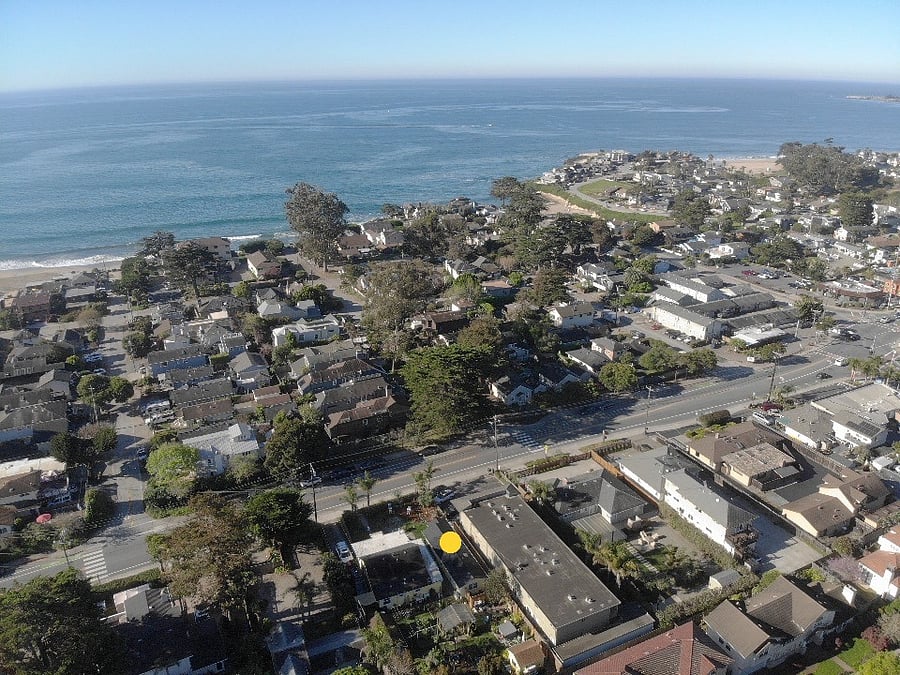 Yellow dot shows cottage location and proximity to beach.
