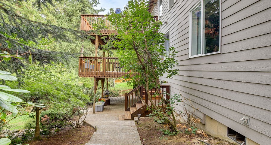 Pathway to private deck and unit entrance