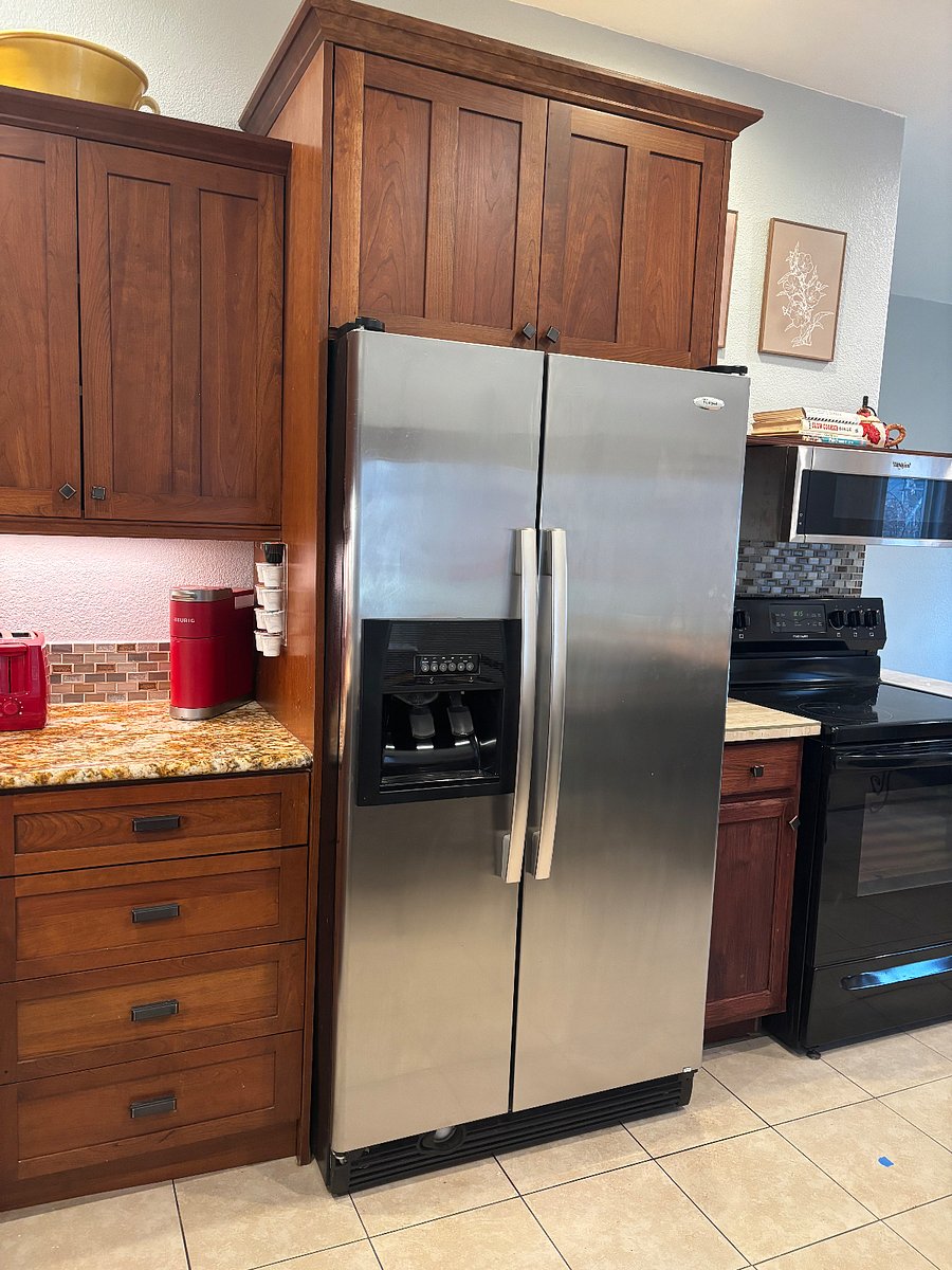 Large kitchen refrigerator with Ice Maker and filtered water dispenser. 