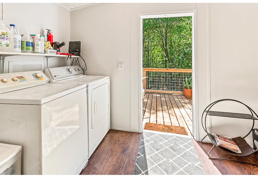 Washer and dryer on site, to the left of your quarters, next to the back entrance/back deck/backyard. 