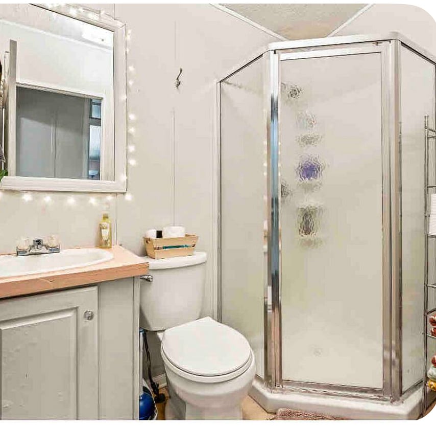 Your private bathroom with hot shower with amazing water pressure! There are some shower gels under the sink and cleaning supplies if you need. 