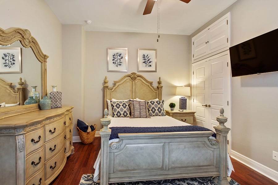 Queen Bedroom w/ Loveseat sofa bed
