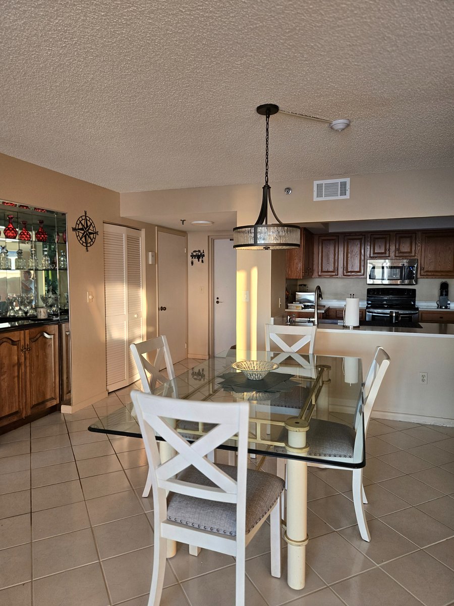 Large dining area with wet bar.