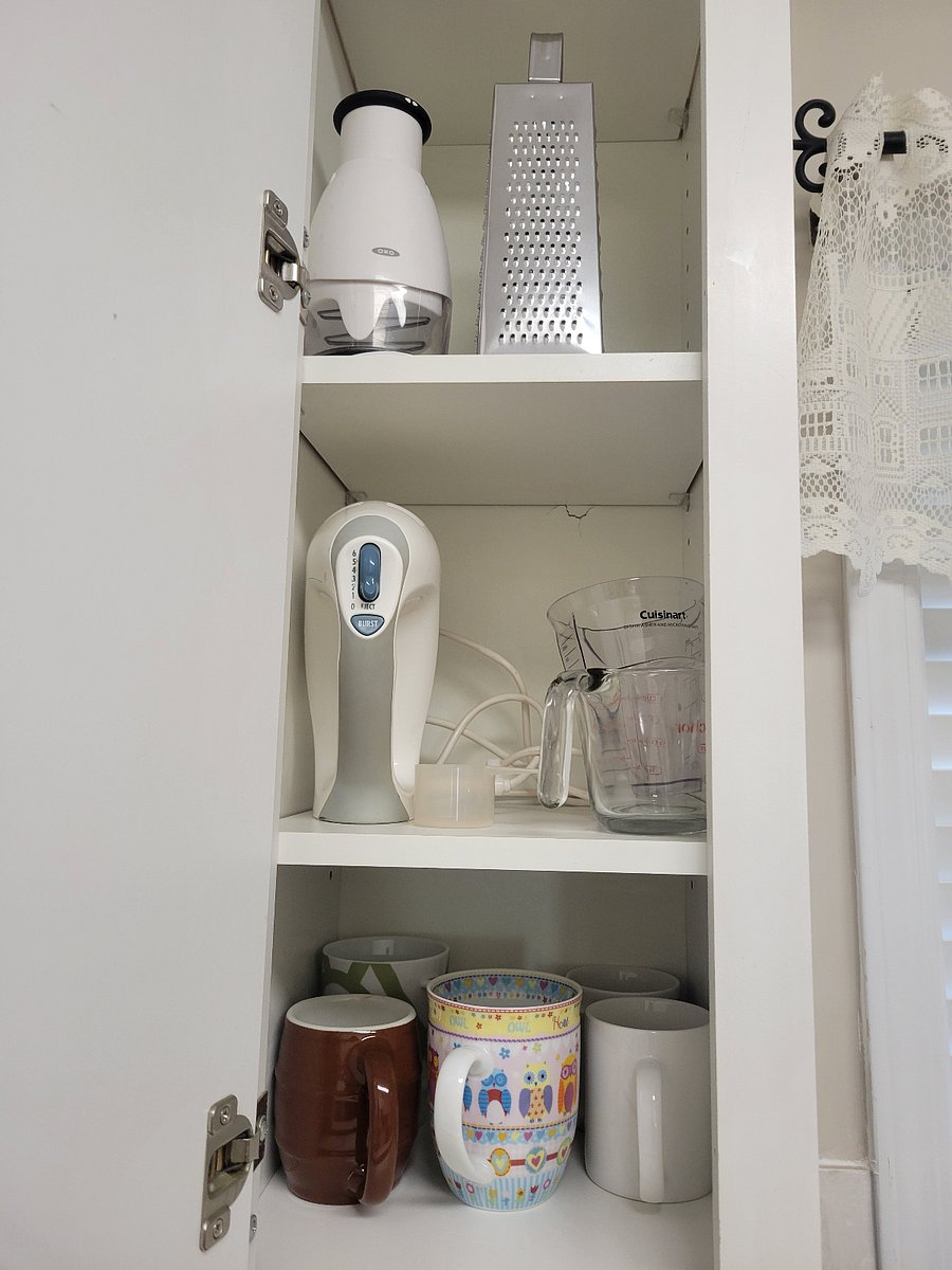 Kitchen - Mixer/Grater/Measuring cups/Coffee cups