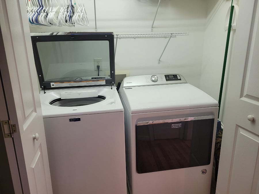 Laundry closet - Washer/Dryer
