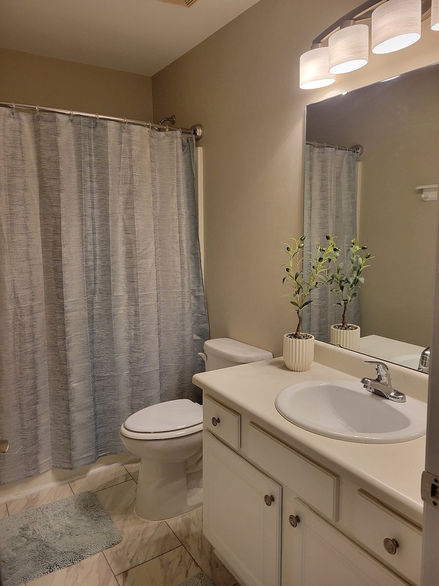 BR 2 - Bathroom w tub/shower