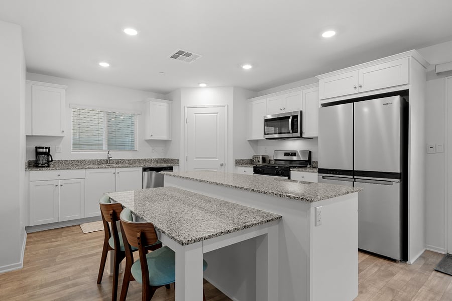 Downstairs Common Space: Full Kitchen