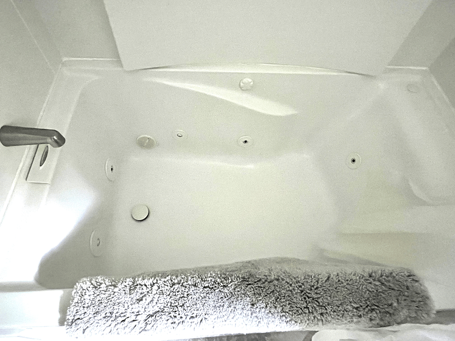 Tub with jets