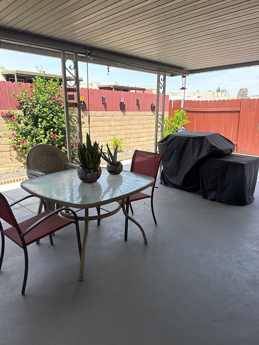 Townhome has a nice backyard with the barbecue grill. 