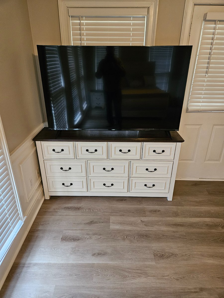 DRESSER AND SMART TV
